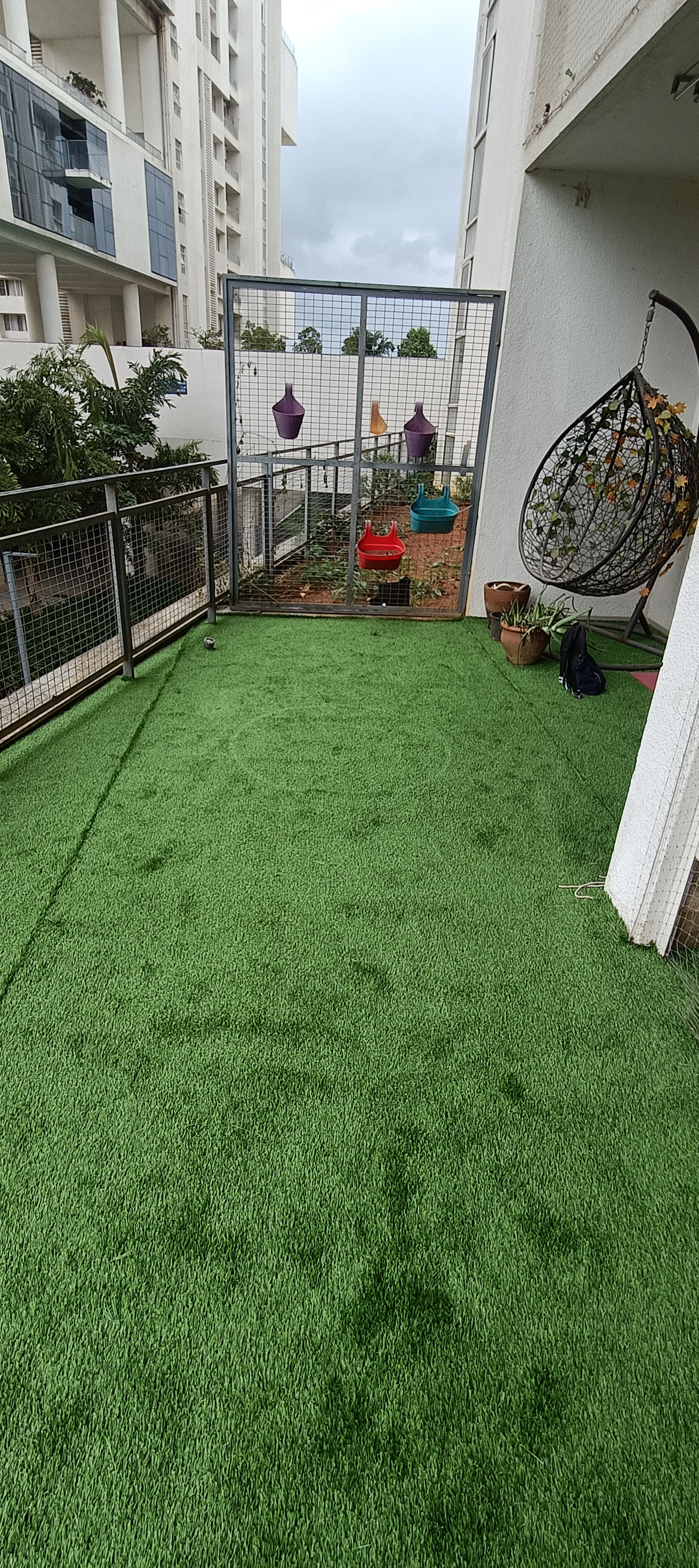 Close-up texture of 25MM premium artificial grass with double layer stitching