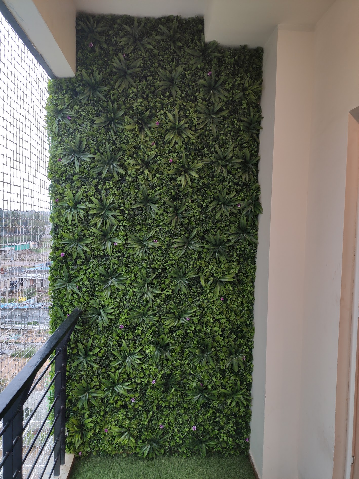Artificial green wall panels for indoor use
